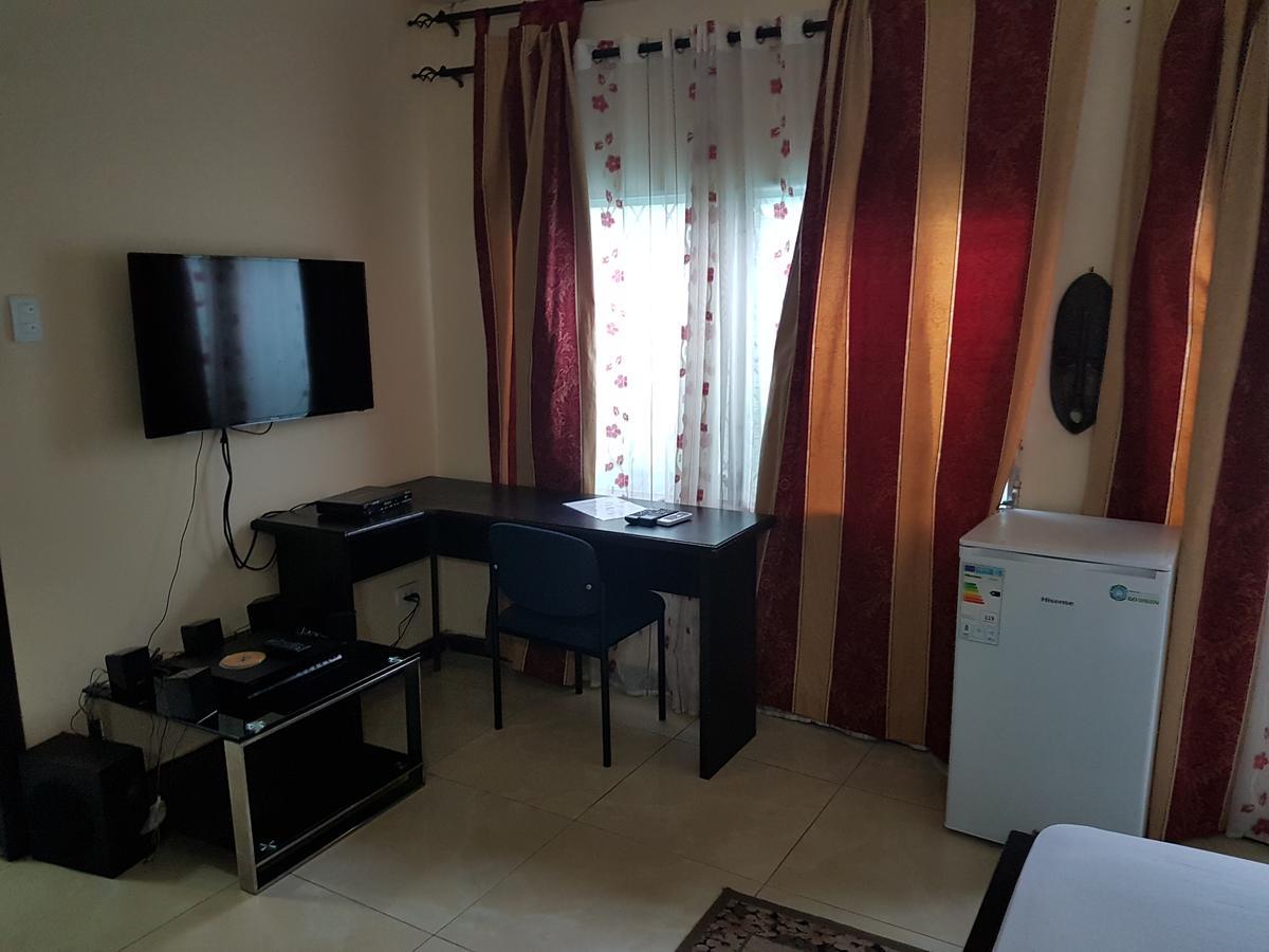 Maryland Guesthouse Monrovia Bagian luar foto