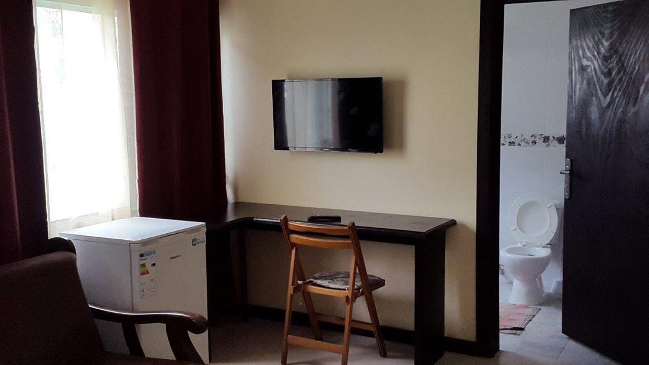 Maryland Guesthouse Monrovia Bagian luar foto