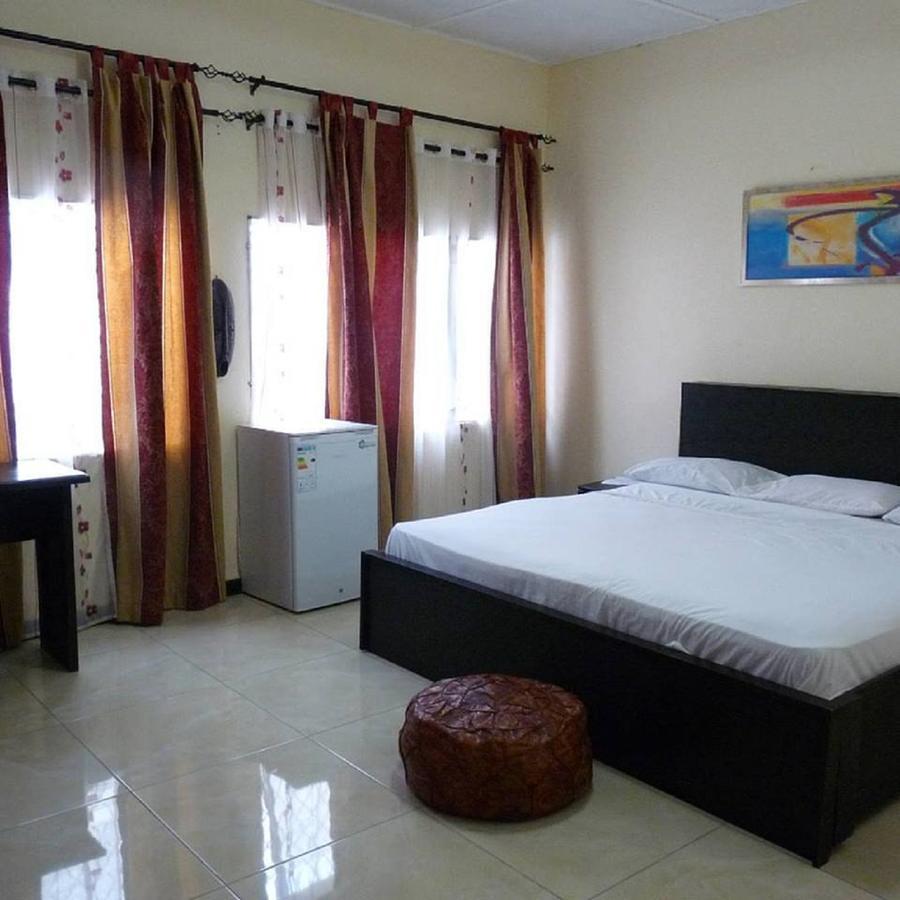 Maryland Guesthouse Monrovia Bagian luar foto